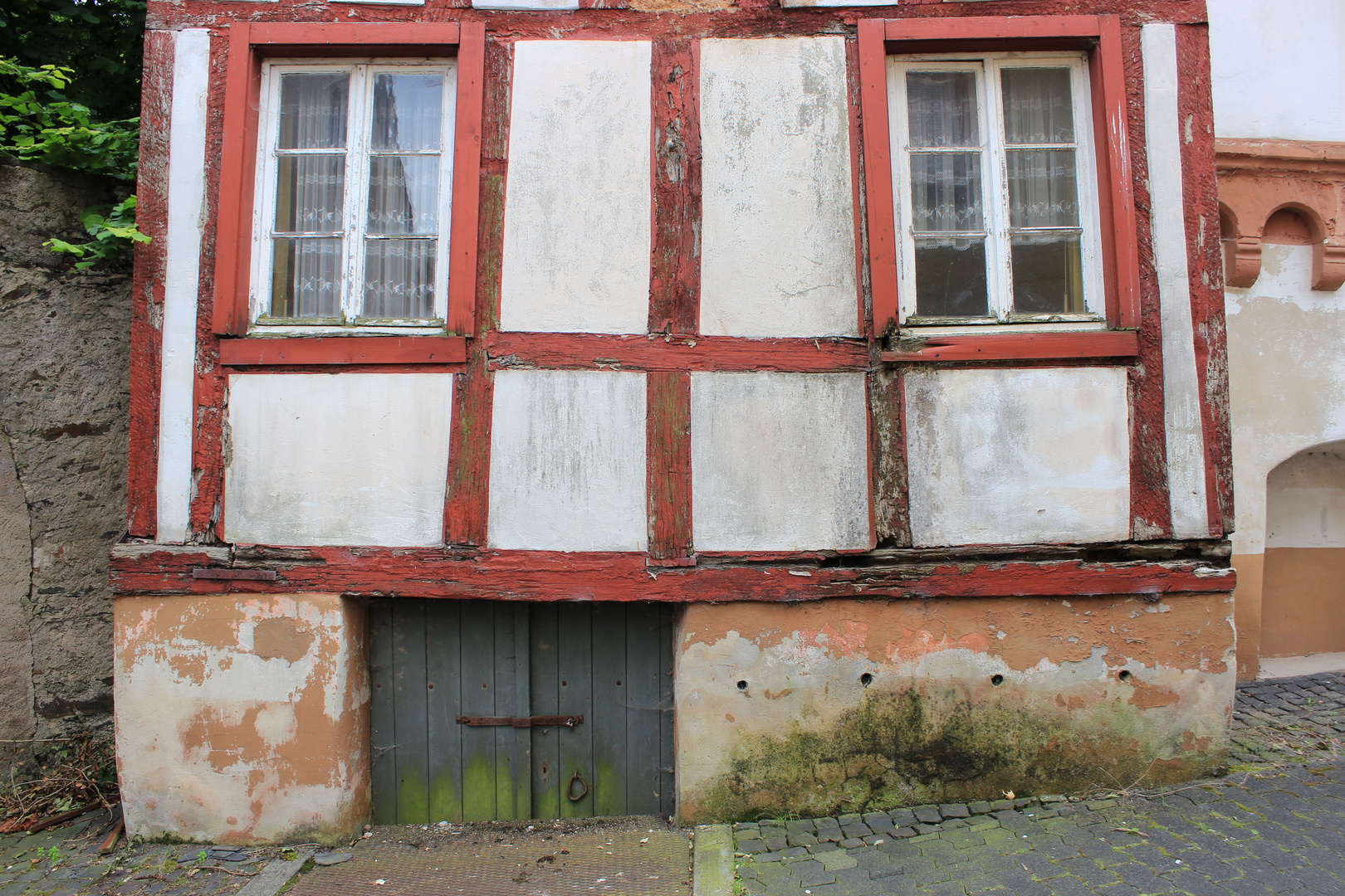 Alte Mauern in Briedel an der Mosel