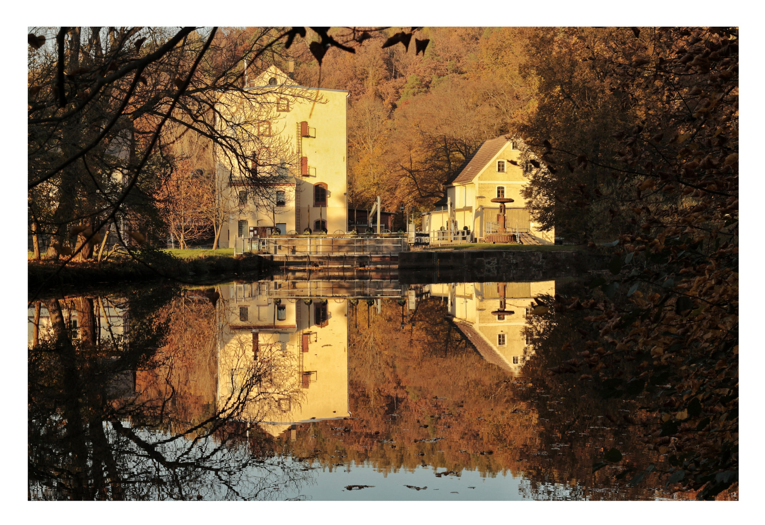 Alte Mühle an der Mulde im letzten Sonnenlicht des Tages...