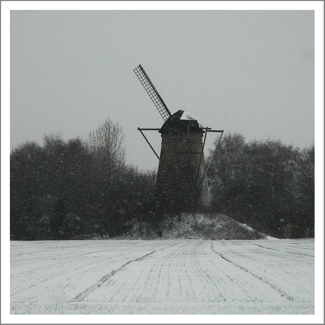 Alte Mühle im Schneetreiben