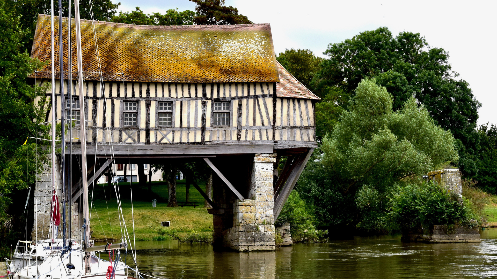 Alte Mühle in der Brücke auf der Seine bei Vernon in der Normandie Frankreich 