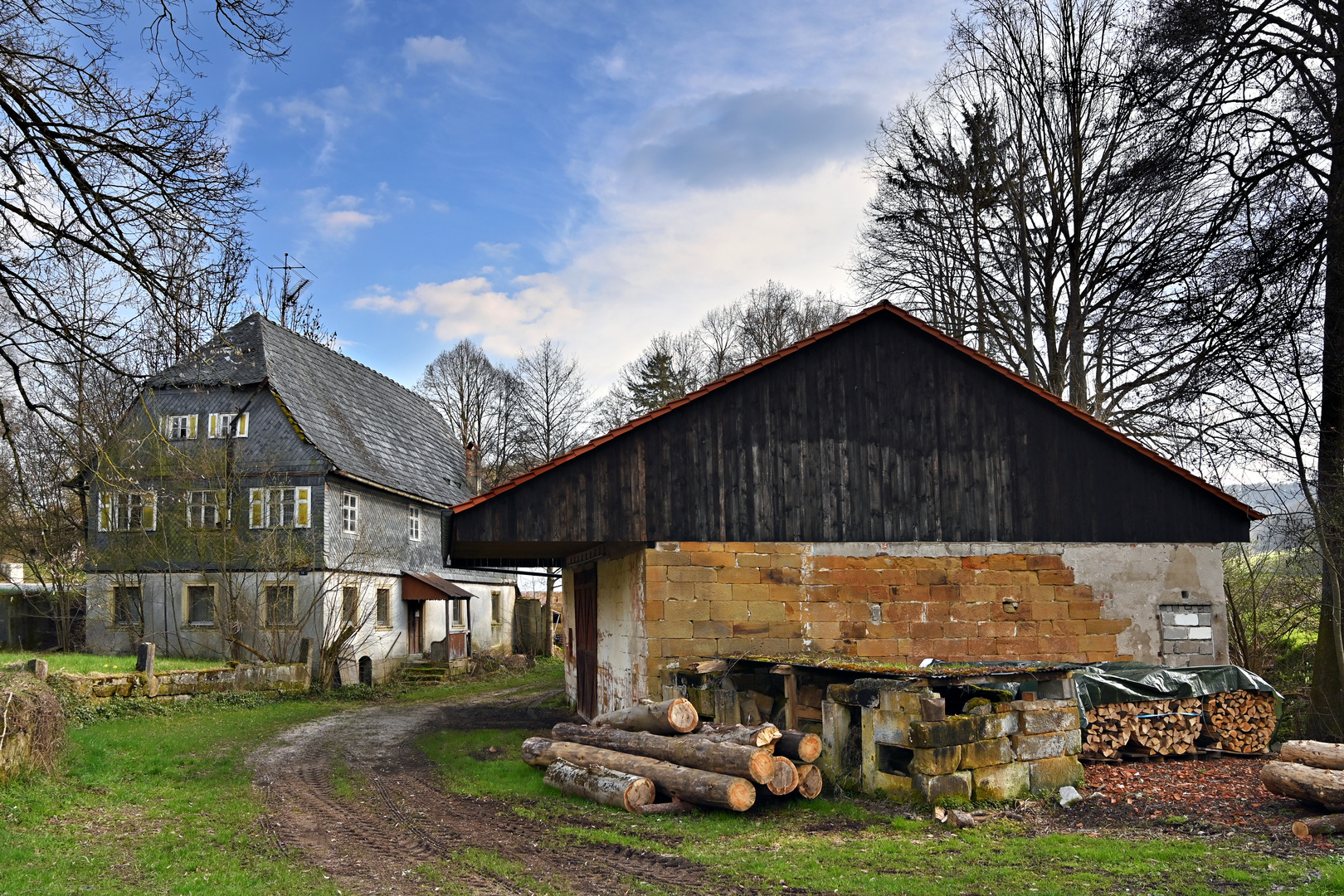 Alte Mühle mit Gardinen