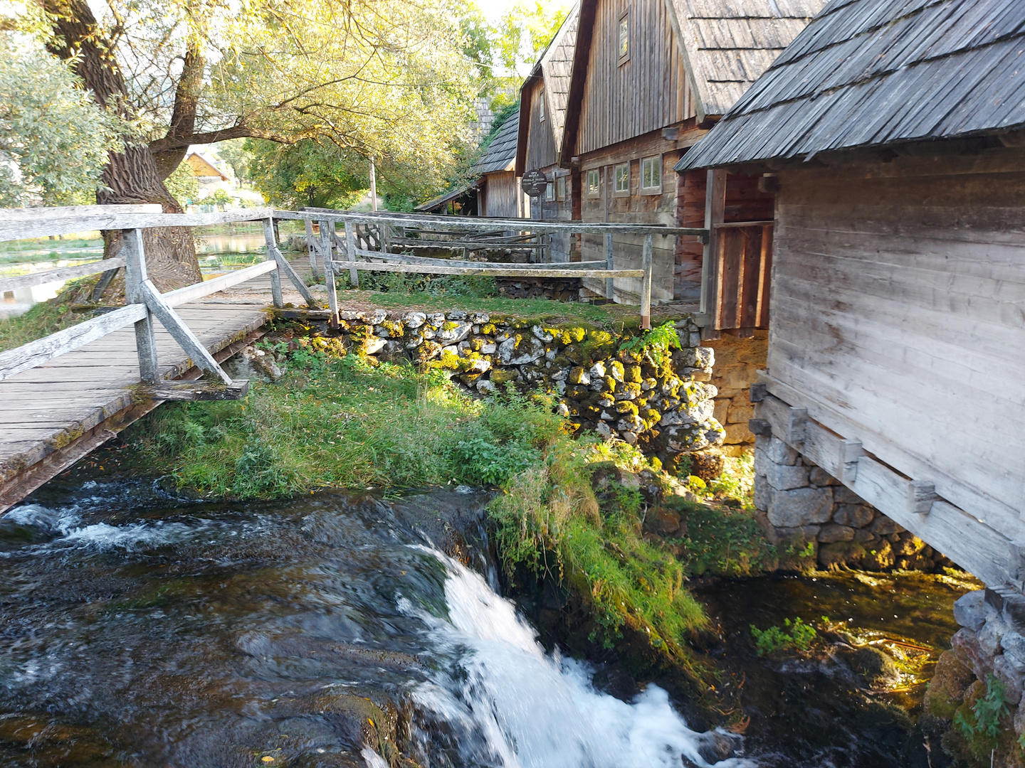 Alte Mühlen am  Gacka Quellfluss