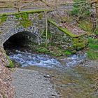 Alte Natursteinbrücke am Zusammenfluß zweier Bachläufe im Rothaargebirge