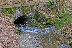 Alte Natursteinbrücke am Zusammenfluß zweier Bachläufe im Rothaargebirge