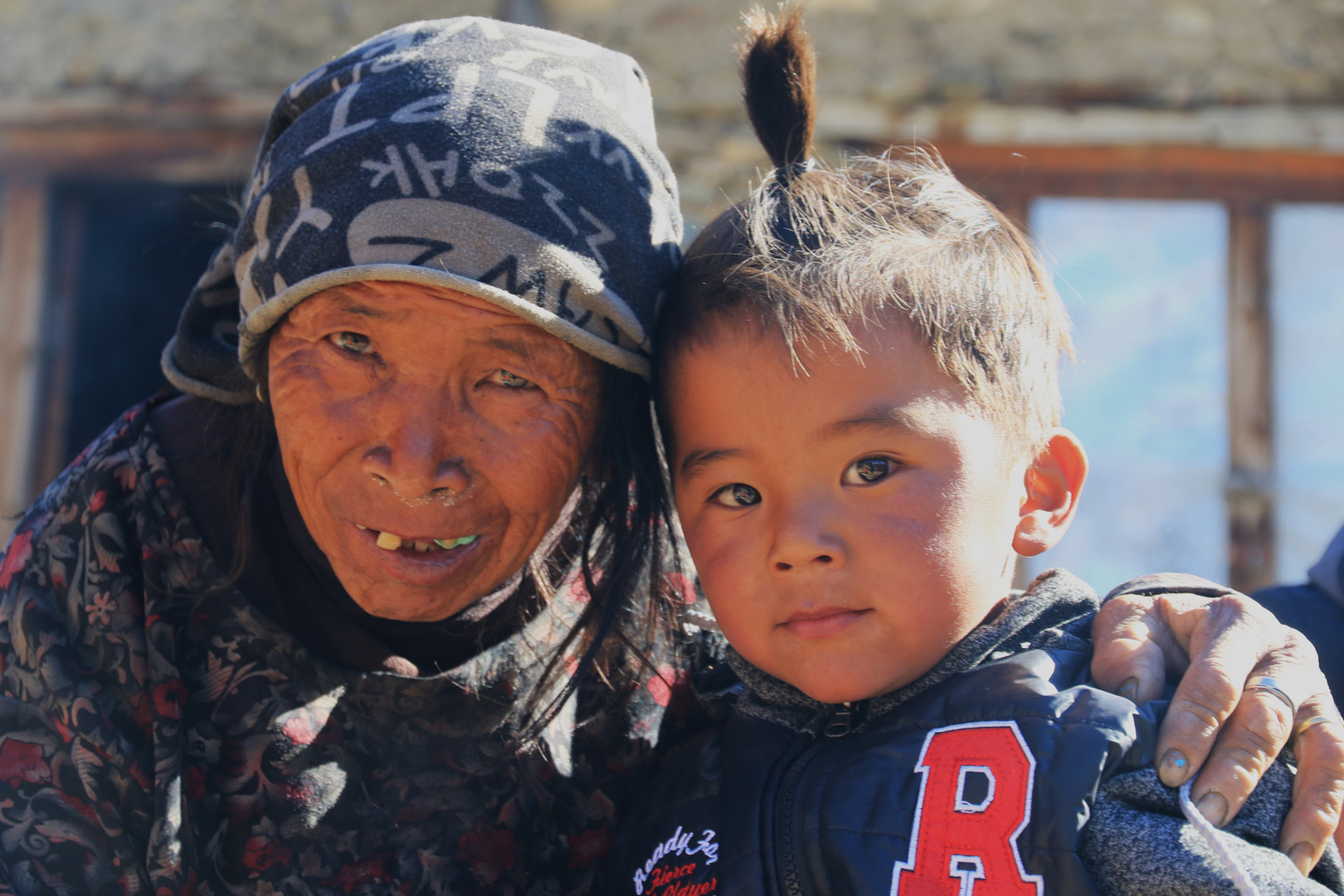 alte Nepalesin mit ihrem Enkel