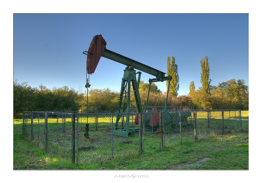 Alte Oelfoerderpumpe auf dem Kühkopf