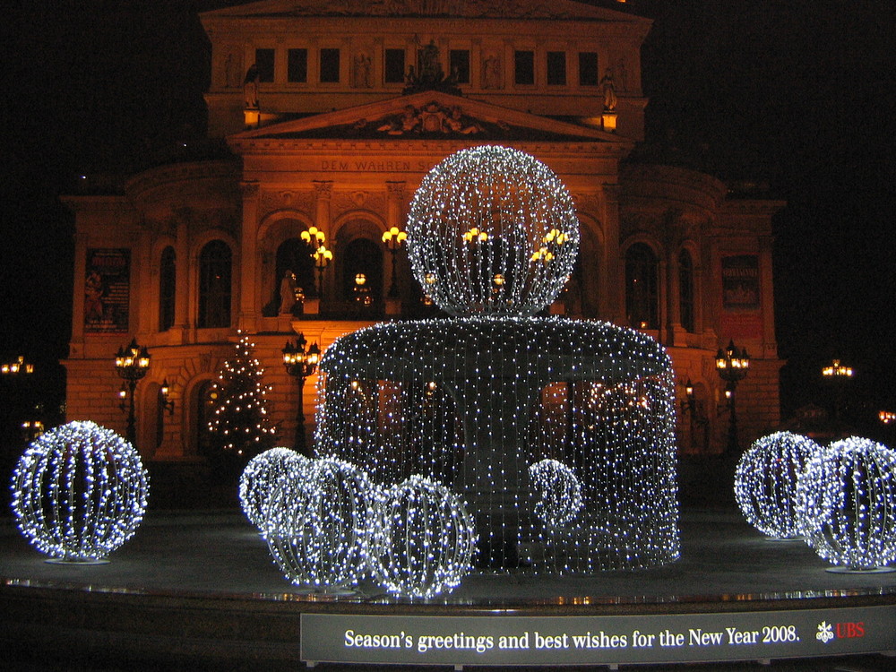 Alte Oper Frankfurt mit Weihnachtsbrunnen