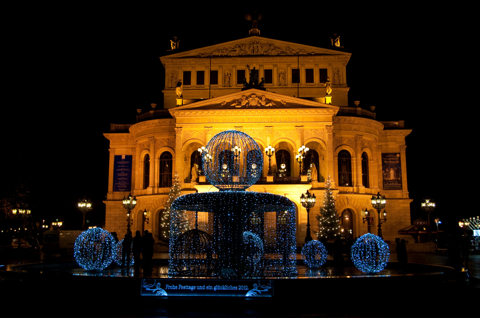 Alte Oper Frankfurt mit Weihnachtsdekoration