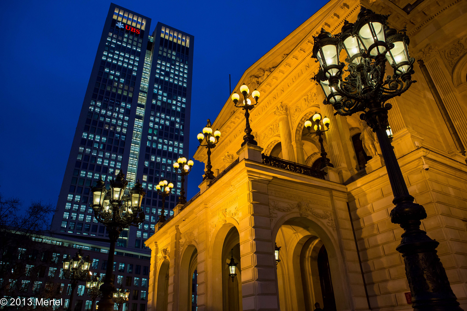 Alte Oper Frankfurt und die Opern Tower zur blauen Stunde......