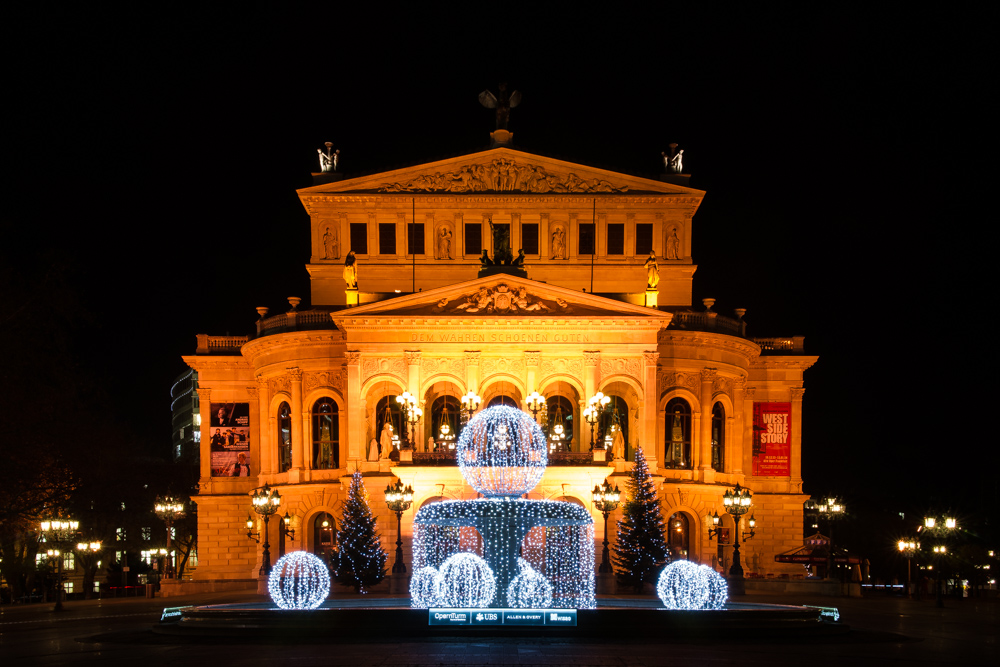 Alte Oper in Frankfurt zur Weihnachtszeit