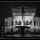 Alte Oper mit Lucae-Brunnen unterm Nebel