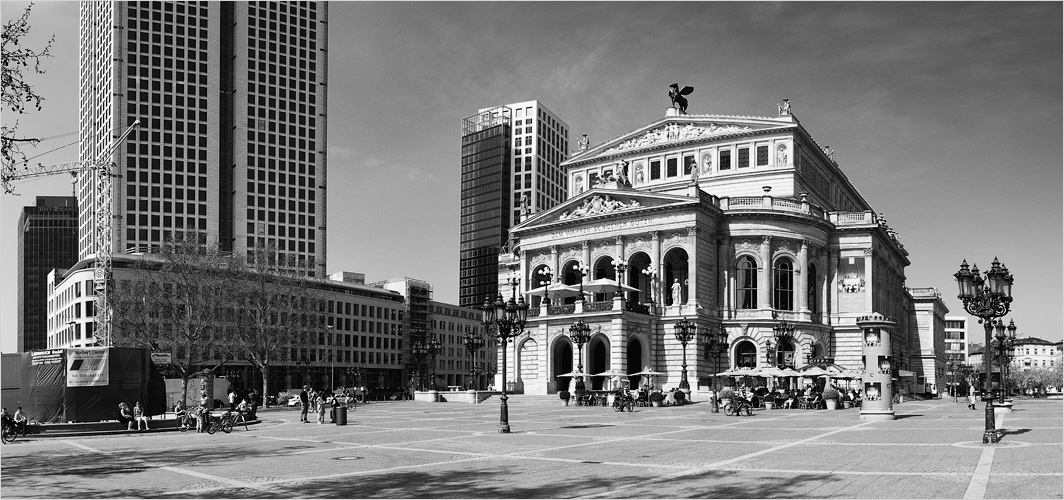 [ Alte Oper und die neuen Nachbarn ]