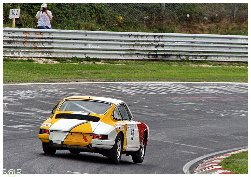 Alte Porsches mit schmalen Reifen