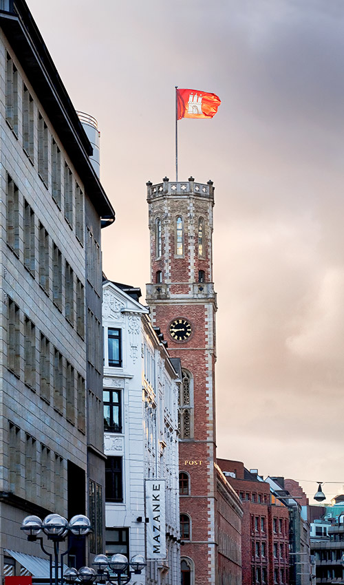 Alte Post im Abendlicht bei einer steifen Brise