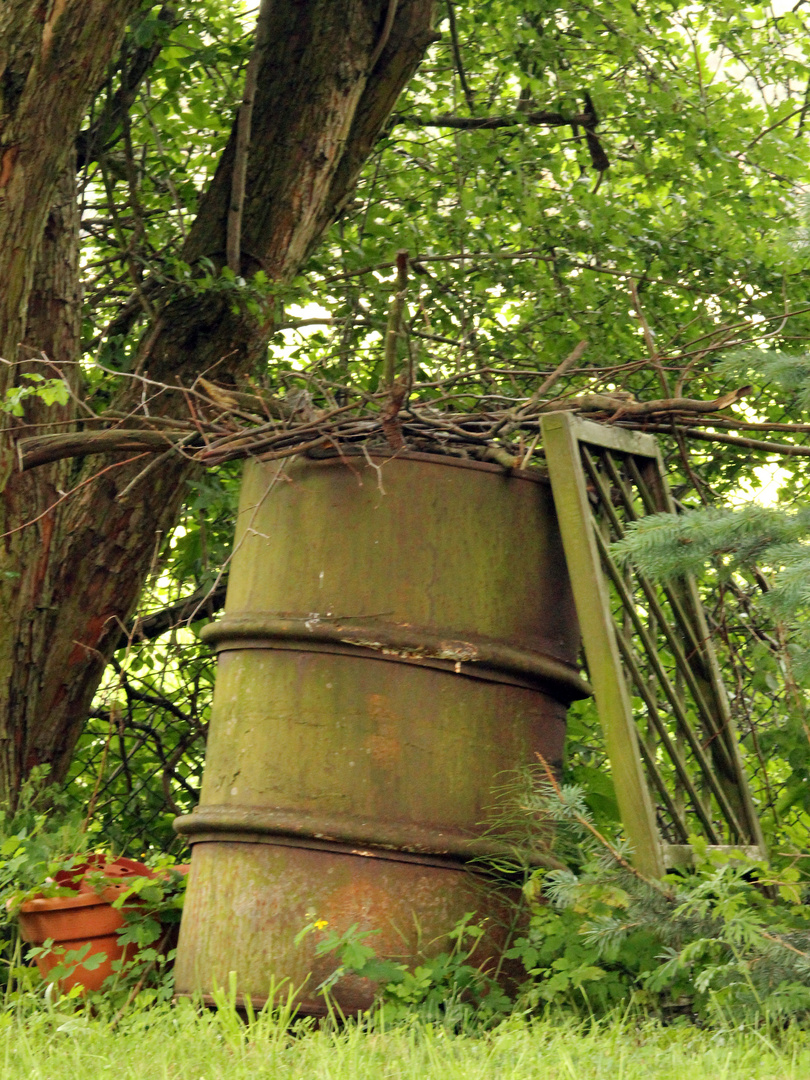 alte Regentonne im Garten