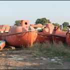 Alte Rettungsboote an Land