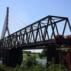 Alte Rheinbrücke in Wesel bei laufendem Schiffsverkehr zurückbauen