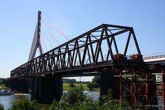 Alte Rheinbrücke in Wesel bei laufendem Schiffsverkehr zurückbauen