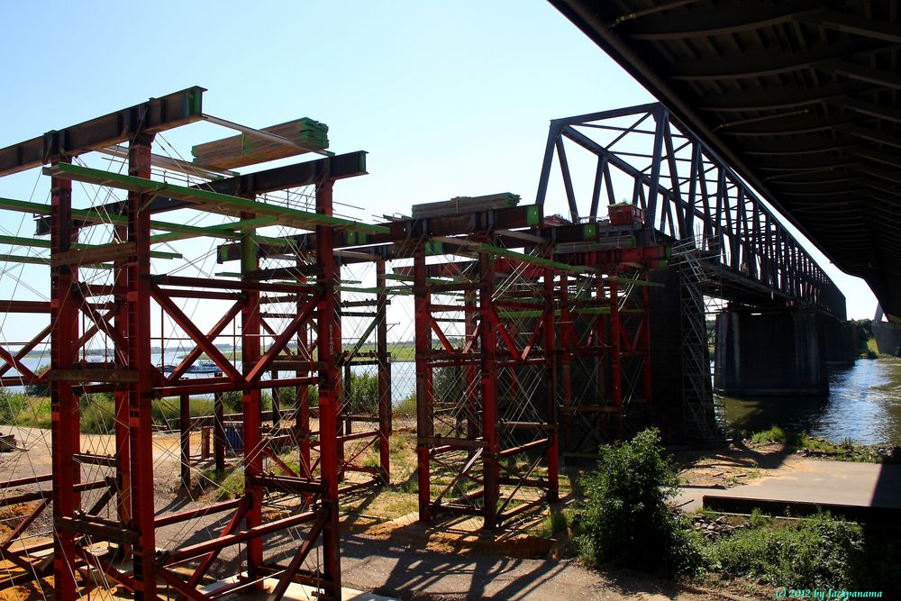 Alte Rheinbrücke in Wesel bei laufendem Schiffsverkehr zurückbauen