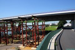 Alte Rheinbrücke in Wesel bei laufendem Schiffsverkehr zurückbauen