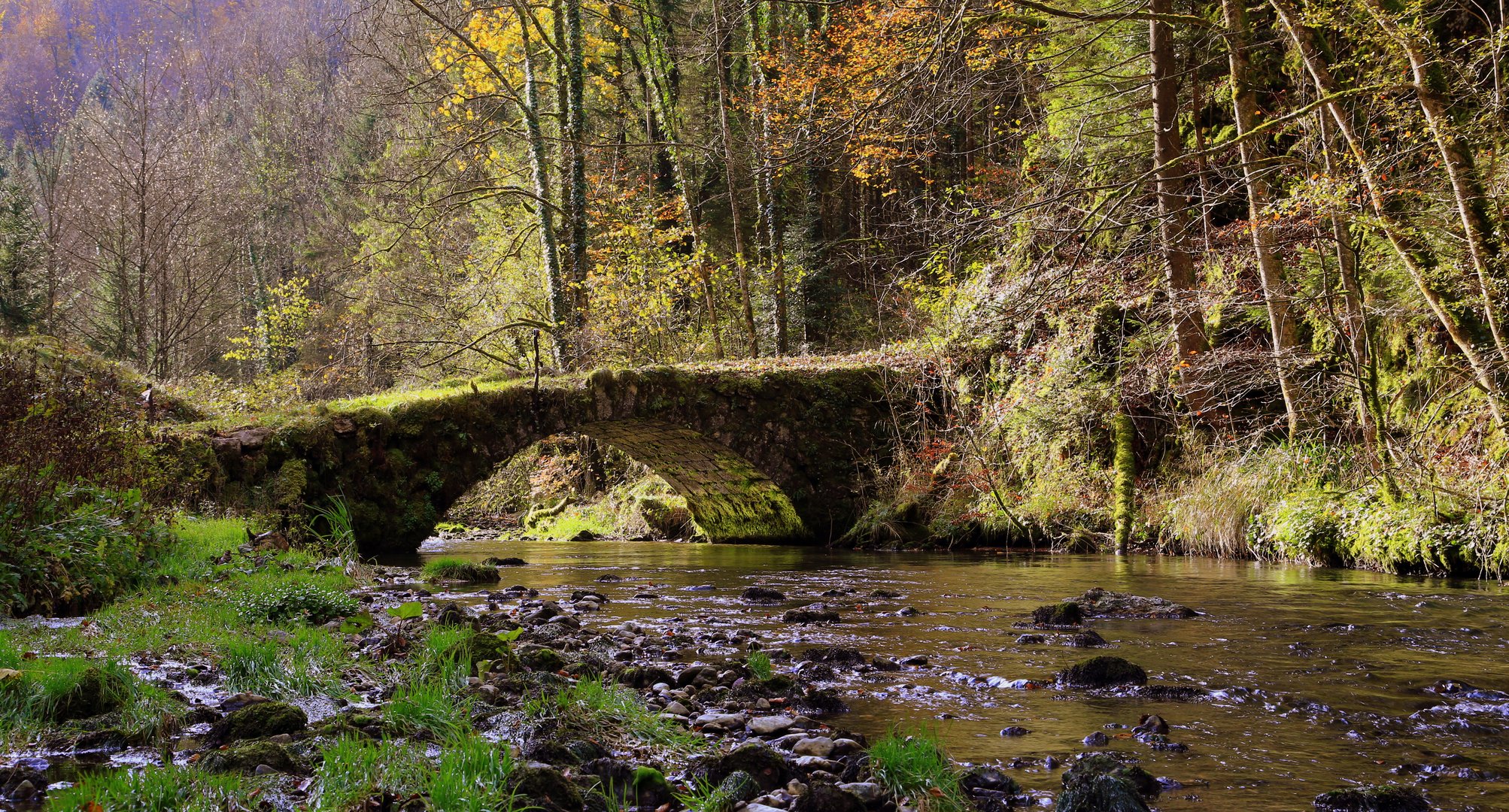 Alte Römerbrücke im Jura