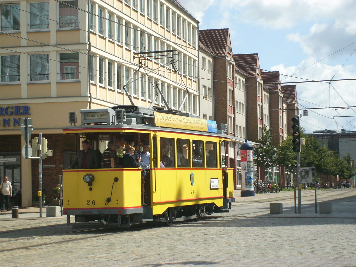 alte Rostocker Straßenbahn am Steigenberger Hotel "Sonne"