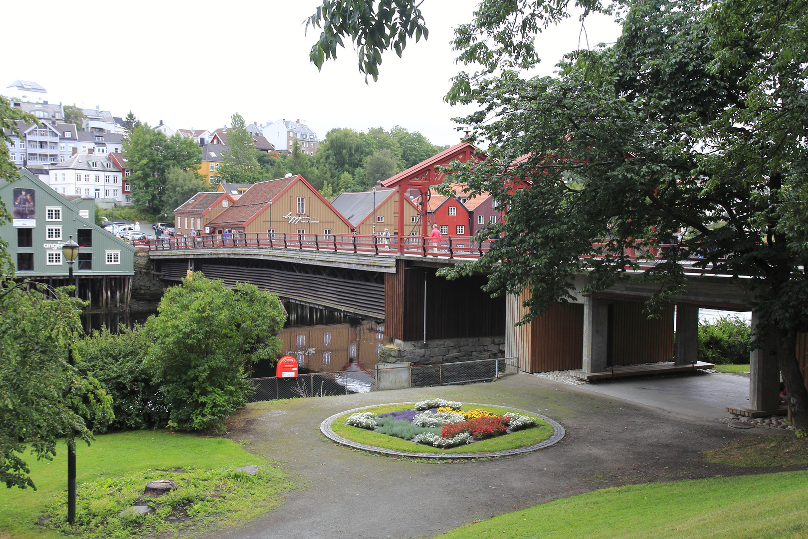 Alte rote Holzbrücke