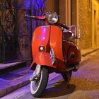 Alte rote Vespa im Abendlicht von Santanyi