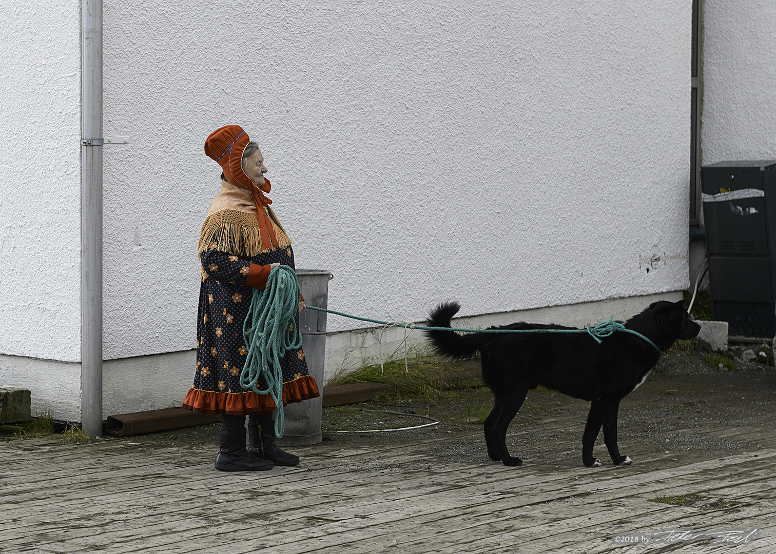 Alte Saami mit Hund in Honningsvåg