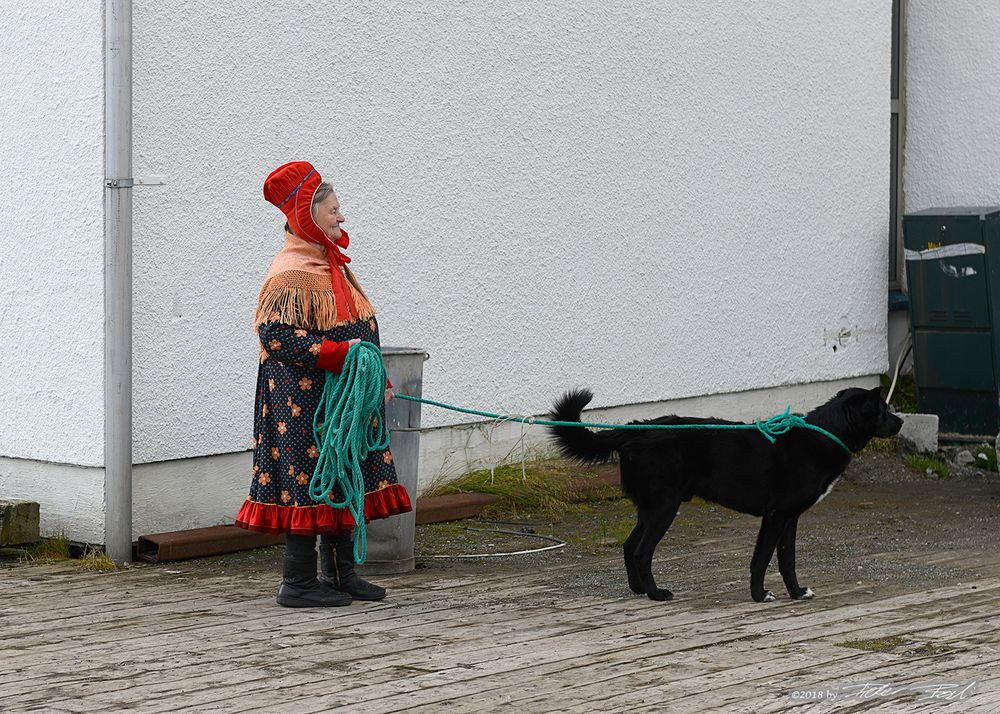 Alte Saami mit Hund in Honningsvåg