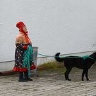 Alte Saami mit Hund in Honningsvåg