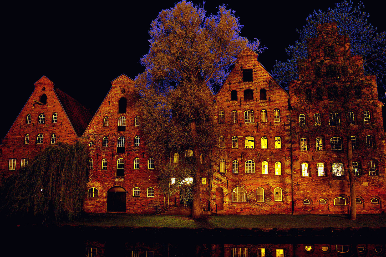 Alte Salzspeicher bei Nacht