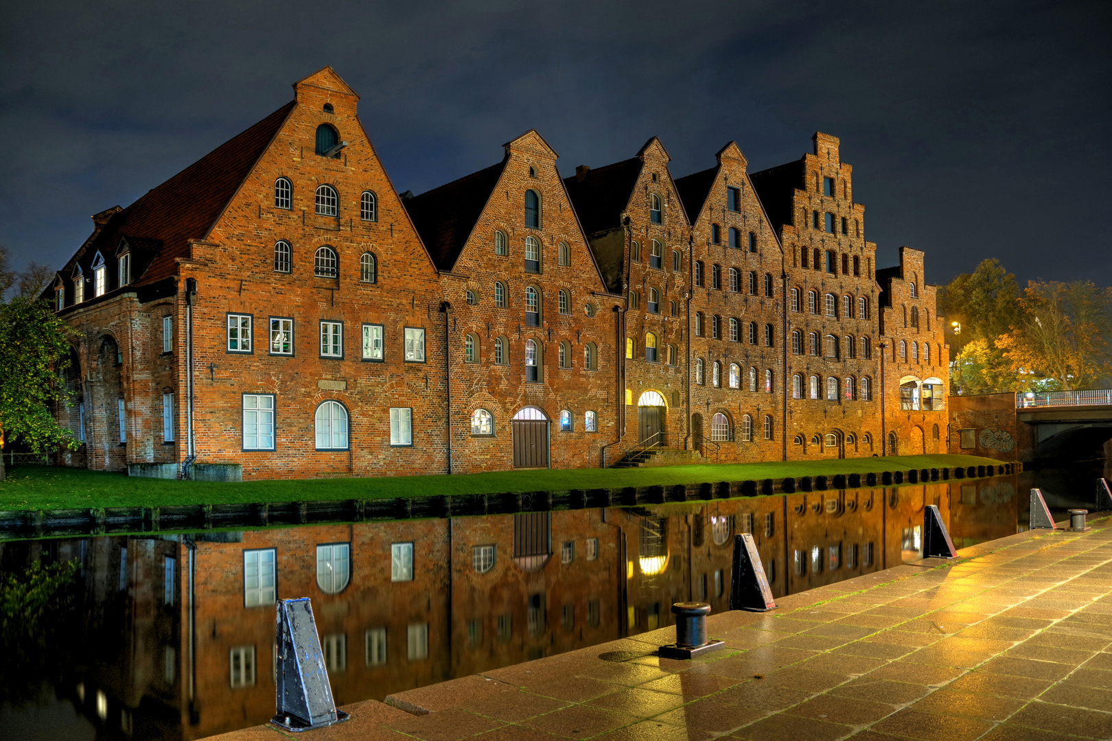 Alte Salzspeichergruppe in Lübeck am Abend