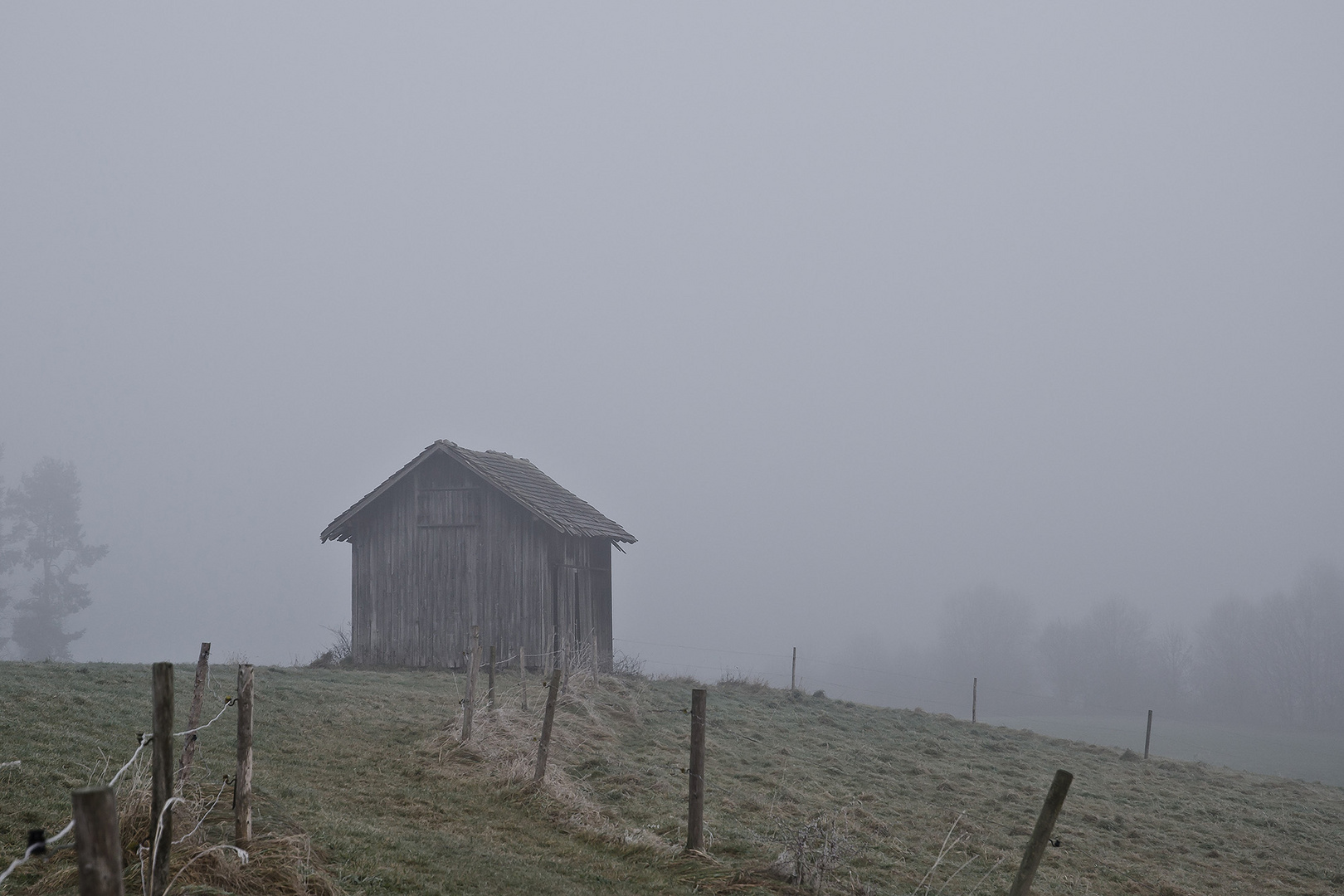 Alte Scheune im Nebel