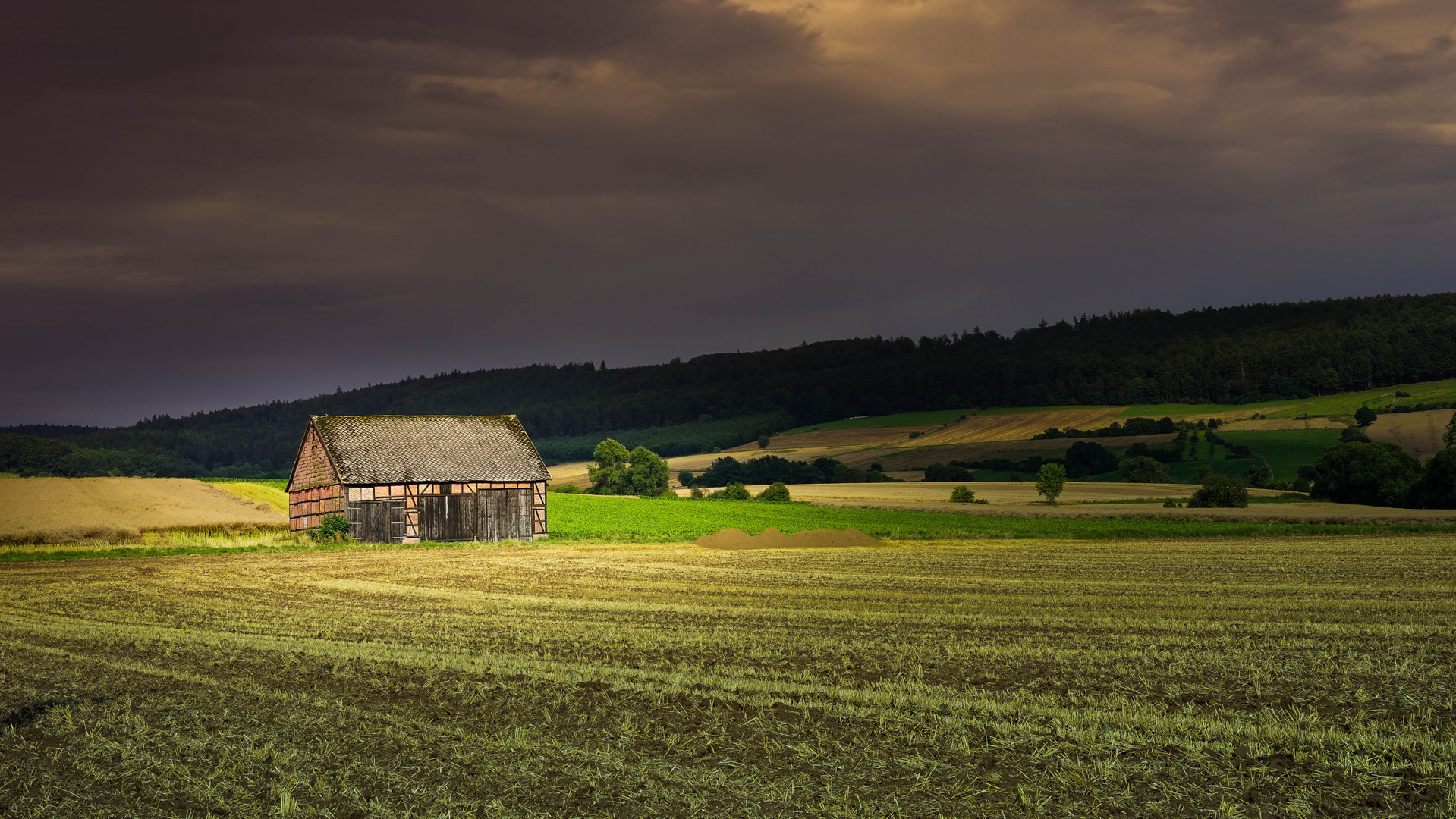 alte Scheune vor einem Unwetter