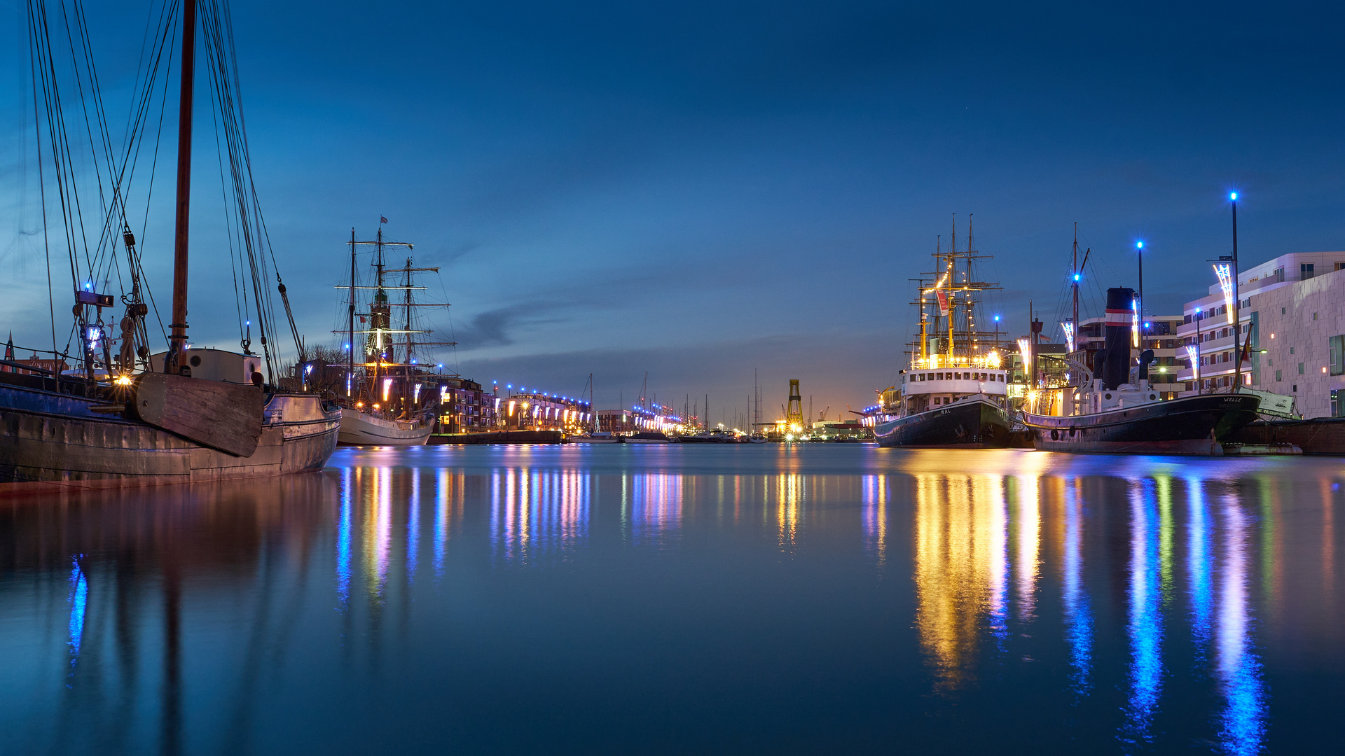 alte Schiffe im neuen Hafen