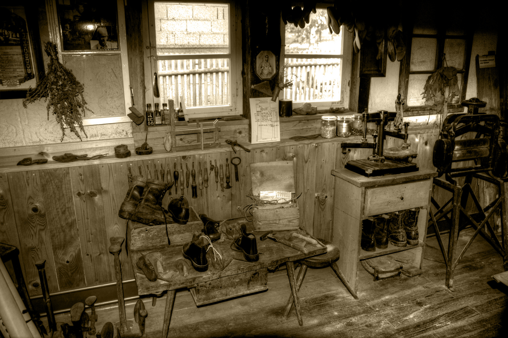 Willi Dejung Inh. Andreas Motz Schuhmacherwerkstatt Alte Schuhmacherwerkstatt Foto & Bild | alltagsdesign, werkzeug, schuhe