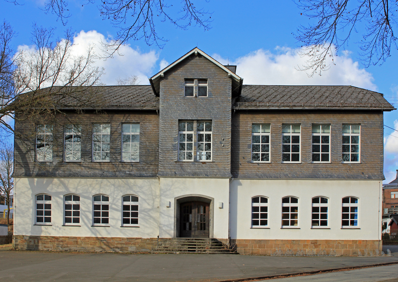 Alte Schule in Hilchenbach-Dahlbruch (Graffiti fast alles wegretuschiert)