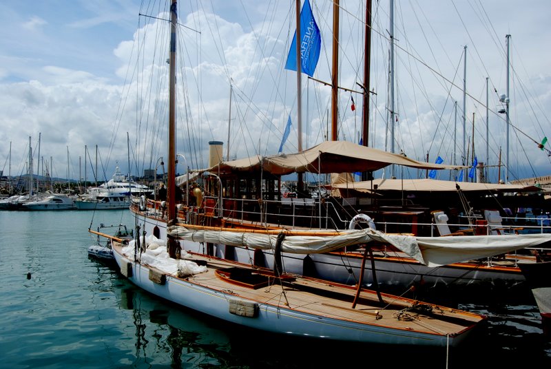 Alte Segeljachten im Hafen von Antipes