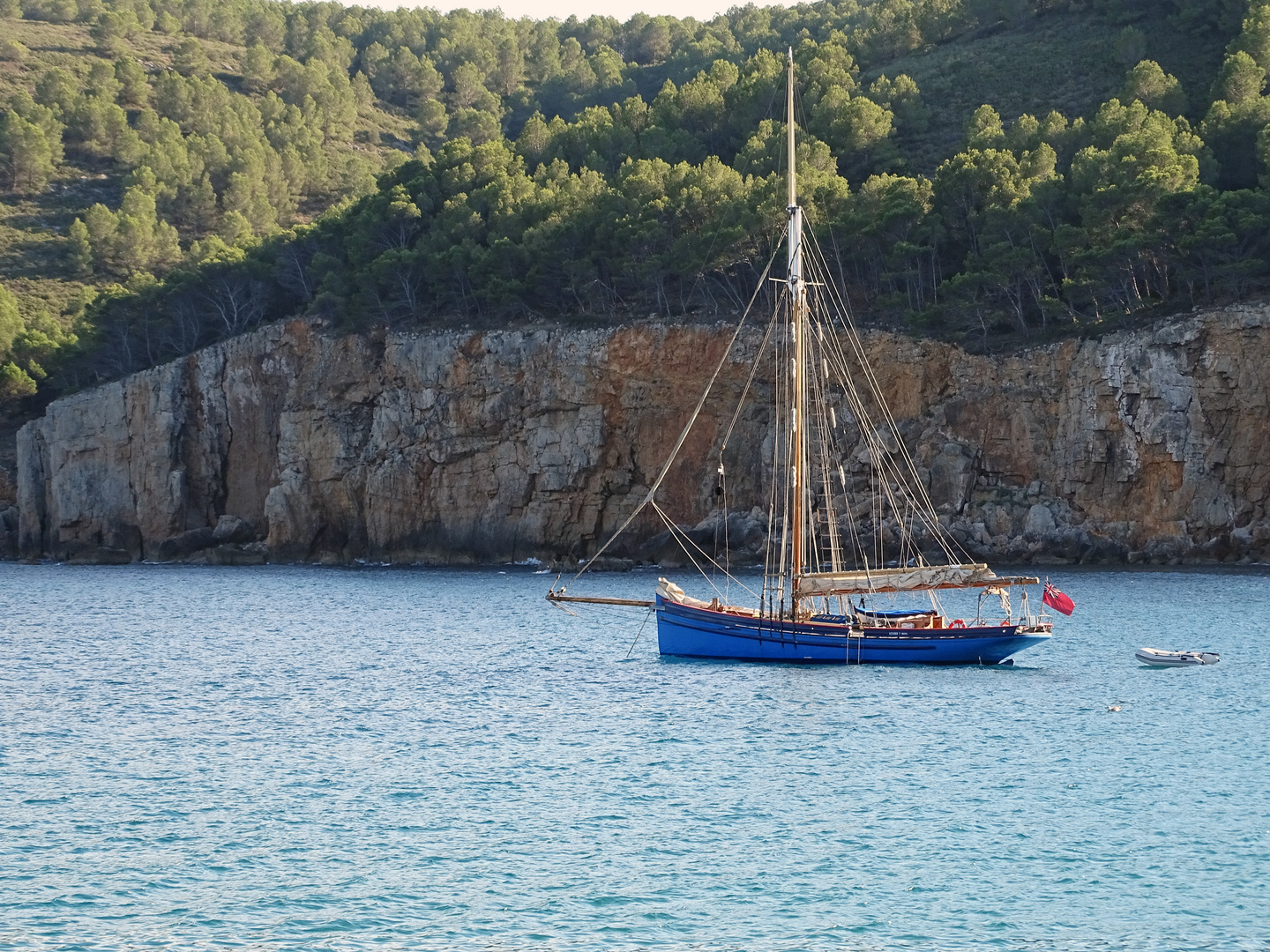 alte Segelyacht vor Anker