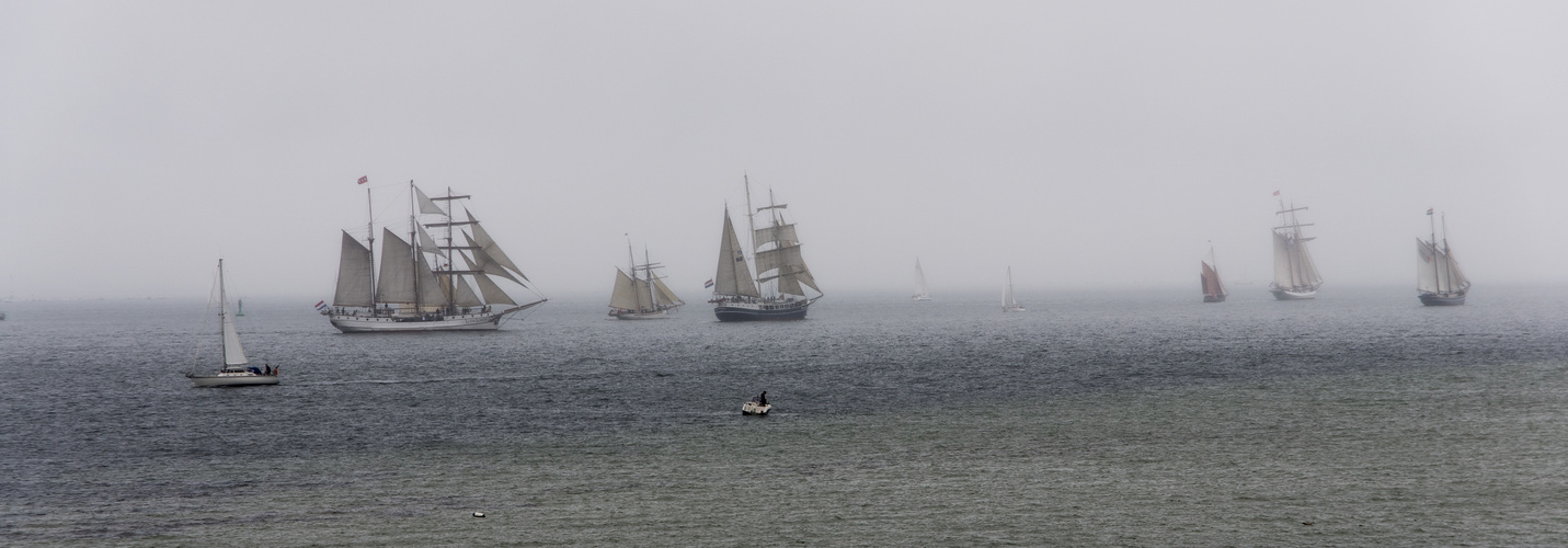 Alte Segler bei der Ausfahrt aus der Kieler Förde