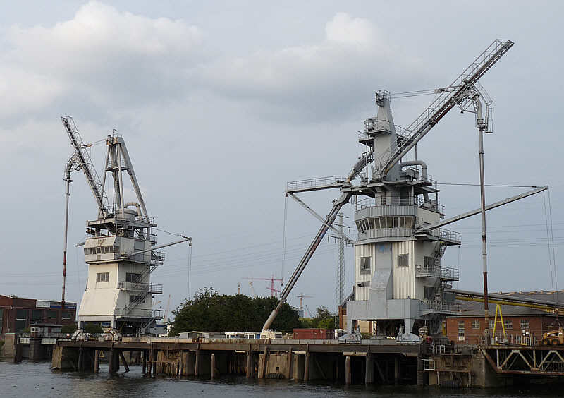 Alte Silokräne am Kuhwerder Hafen.