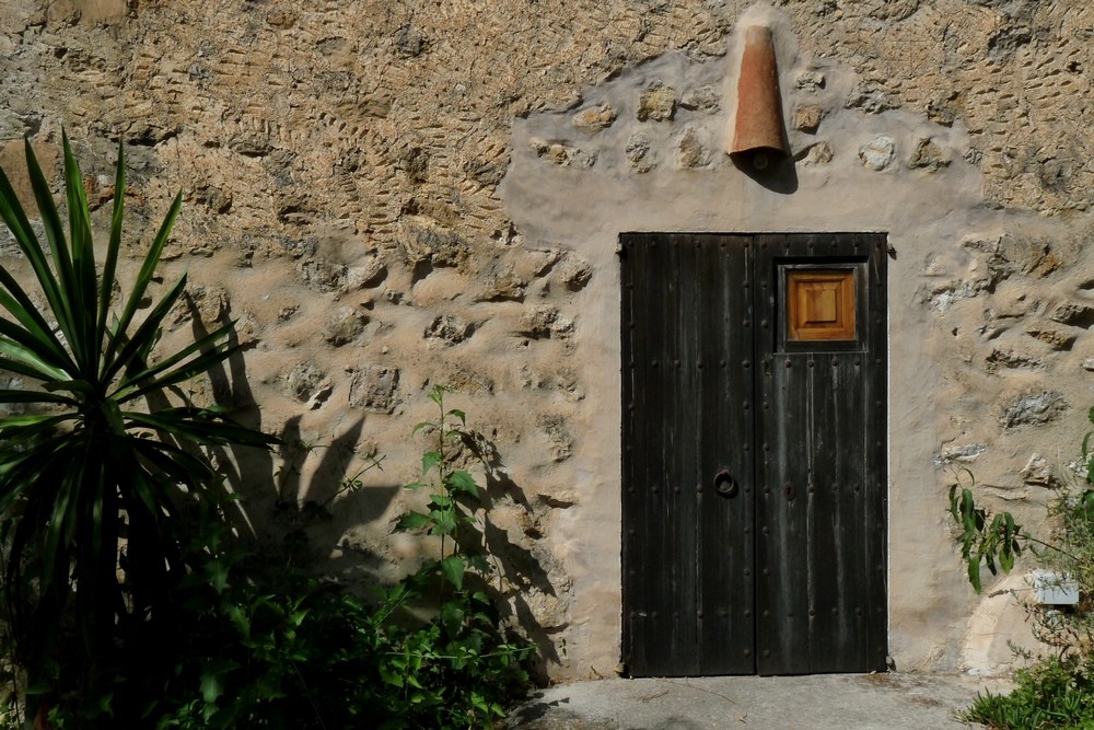 Alte spanische Tür mit Sprechfenster