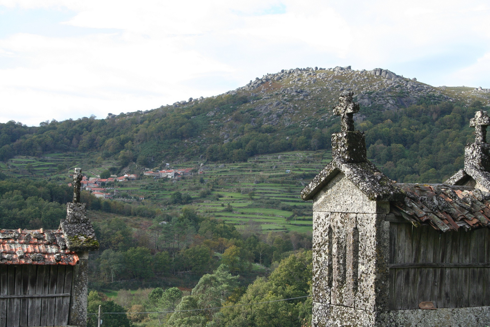 Alte Speicher in Portugals Bergen