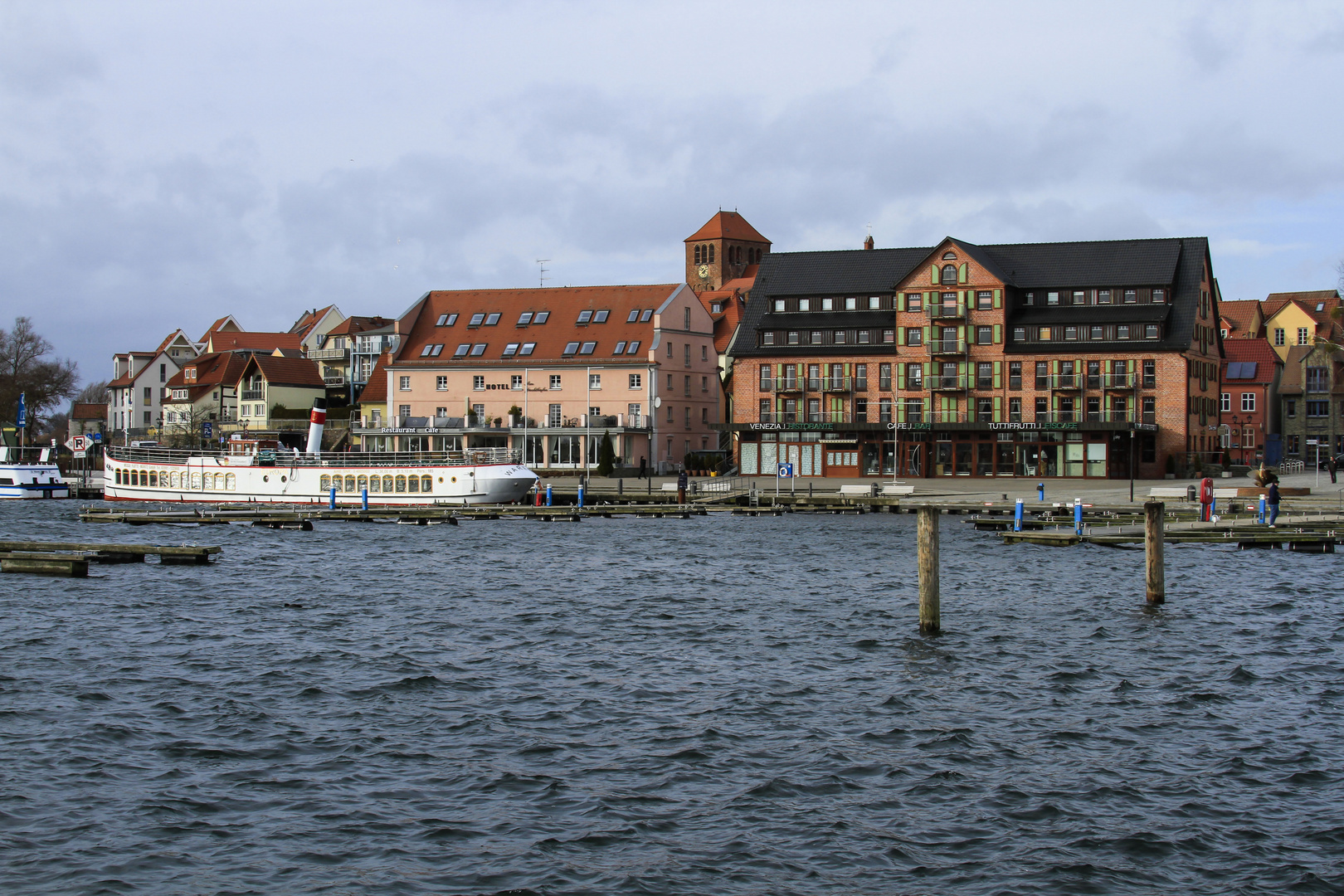 alte Speicher und Ausflugsdampfschiff - Waren an der Müritz