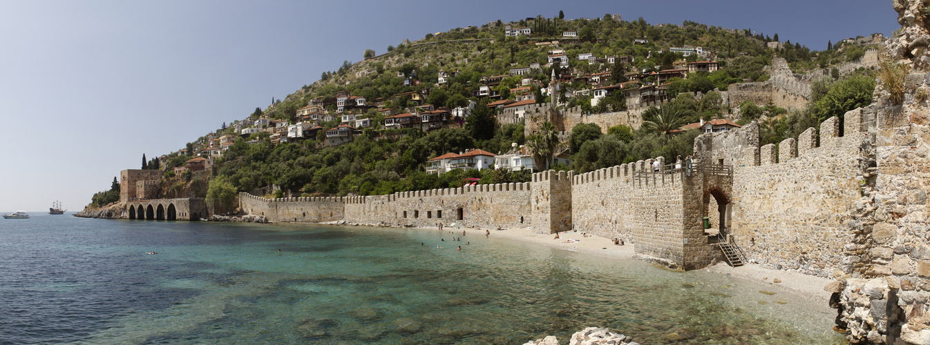 Alte Stadtmauer unterhalb des Roten Turm und des Burgberg von Alanya