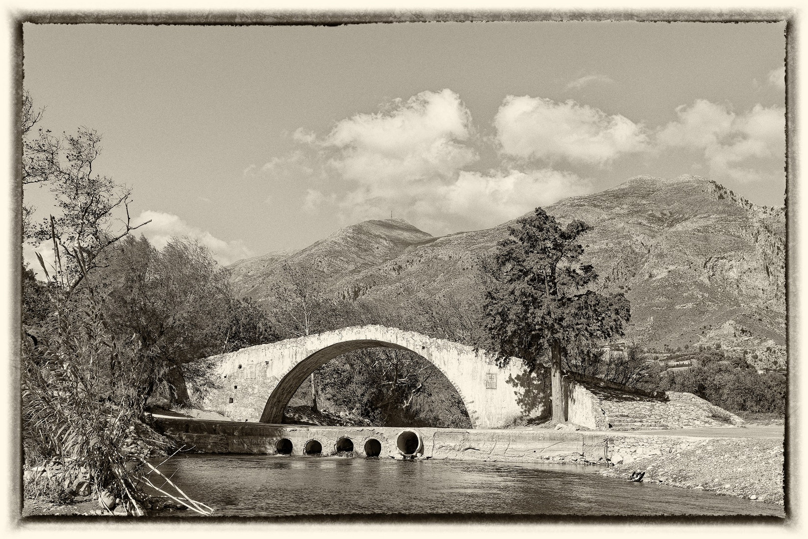 Alte Steinbrücke auf Kreta Schwarzweißer Freitag