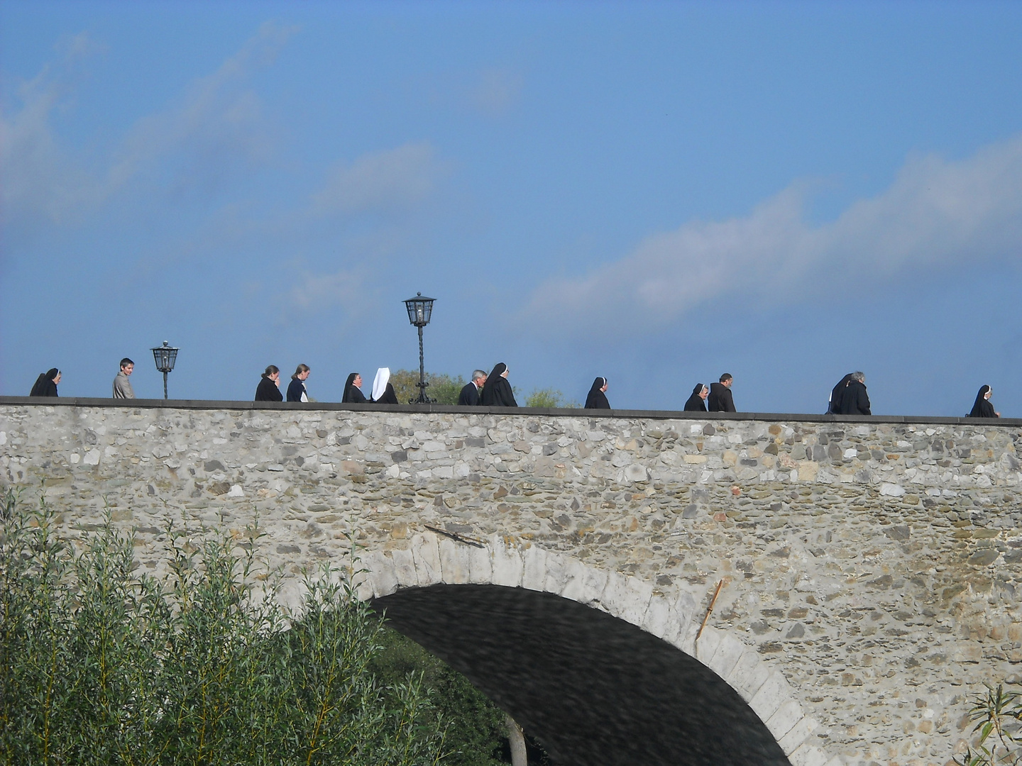 Alte Steinbrücke mit "Passanten"/Limburg an der Lahn