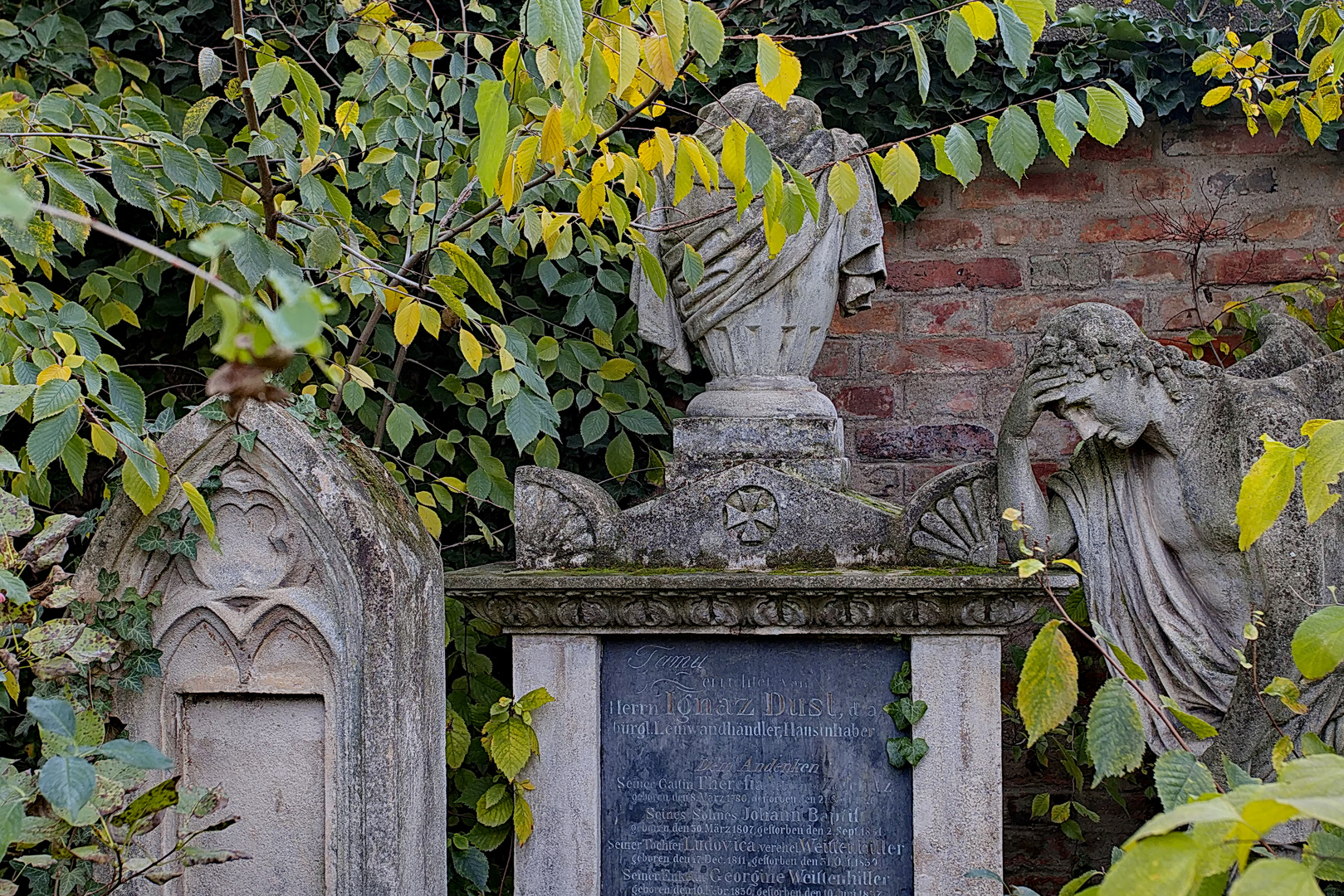 Alte Steine am Biedermeier-Friedhof