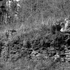 Alte Steinmauer in Kreuztal-Burgholdinghausen (schwarz weiß)